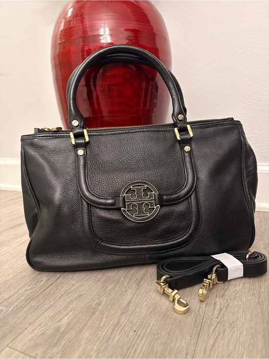 Tory Burch Handbags - Tory Burch Black Leather Amanda bag with Gold-Tone Logo Hardware
